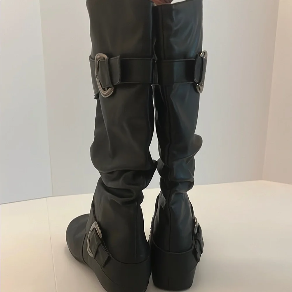 Journee Collection Black Jester Rouched Buckle Mid Shaft Boots Size 7 1/2